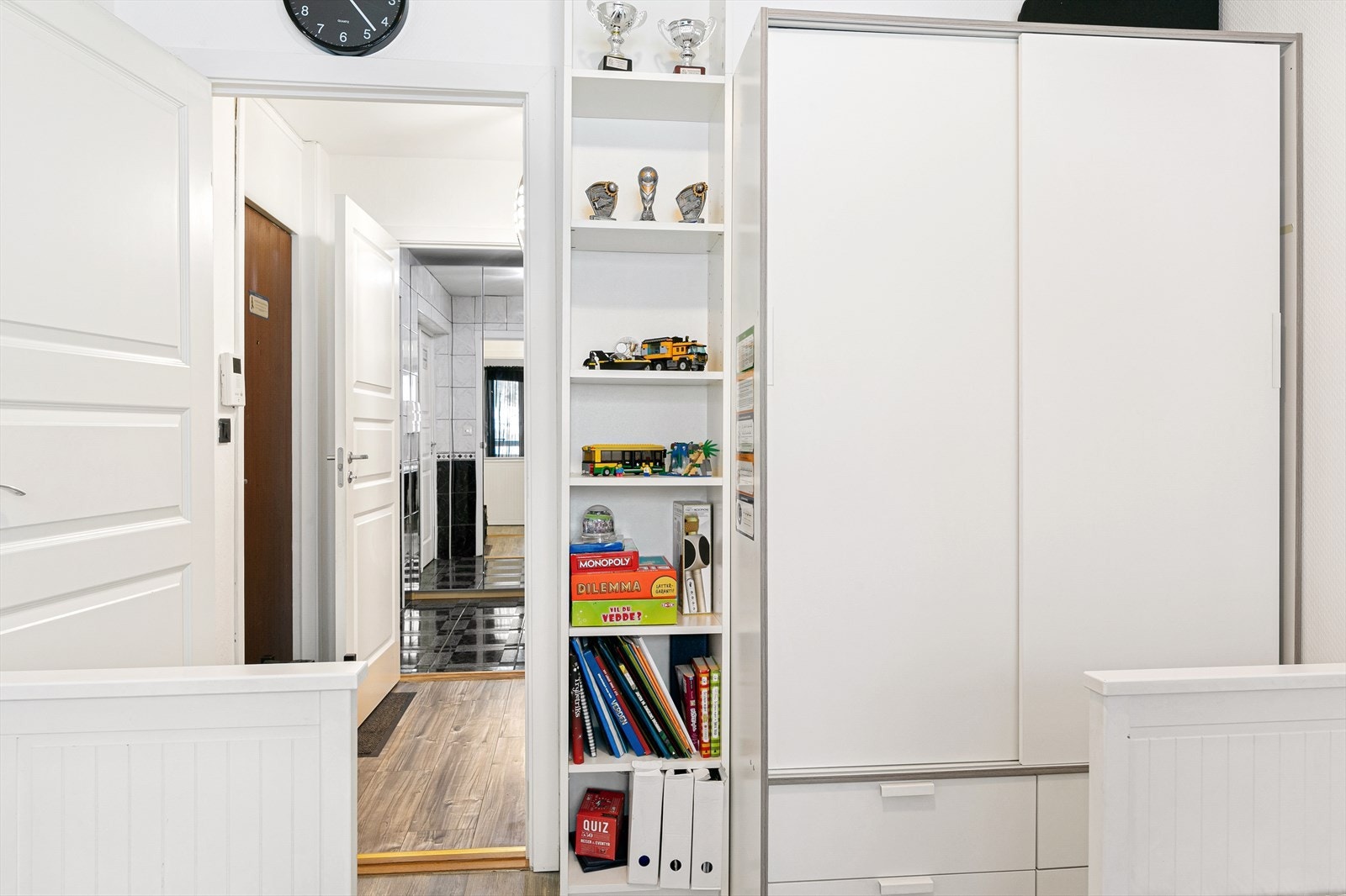 Fra soverom 2 er det lett tilgang til bad/wc Galleribilde