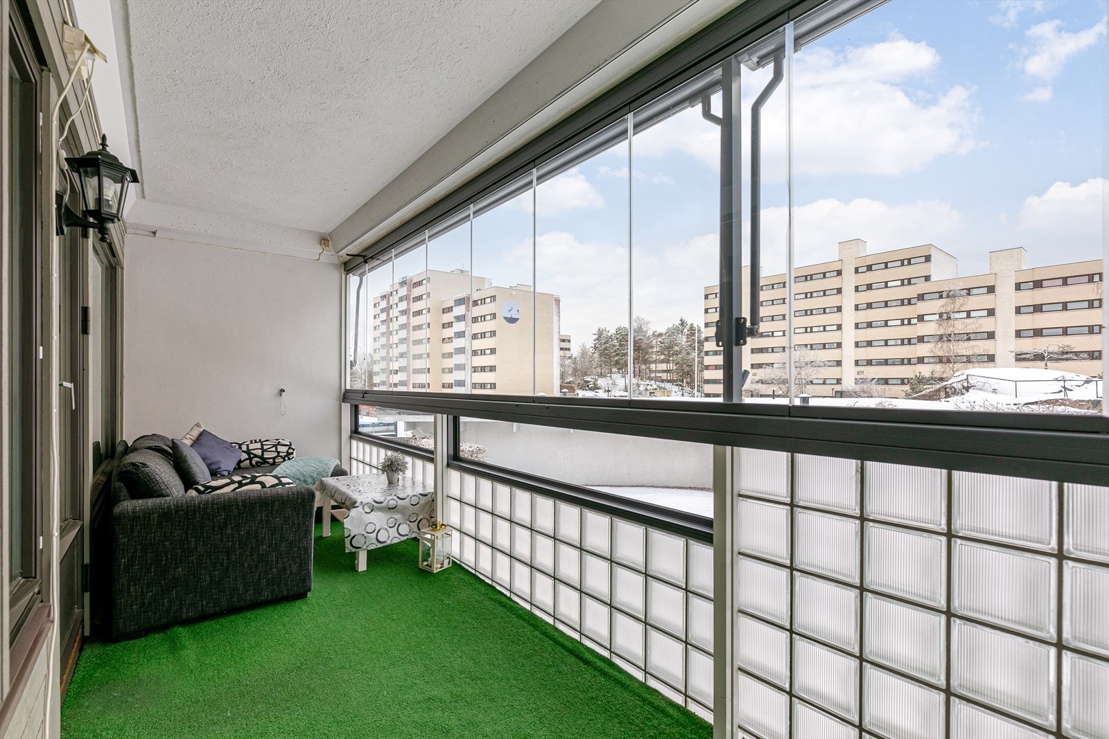 Stue er det utgang til innglasset balkong med hyggelig utsyn Galleribilde