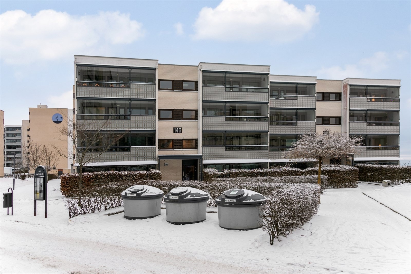 Fra leiligheten tar det ca 5 min gange til Svarttjernskole, barnehager samt svarttjernvannet Galleribilde