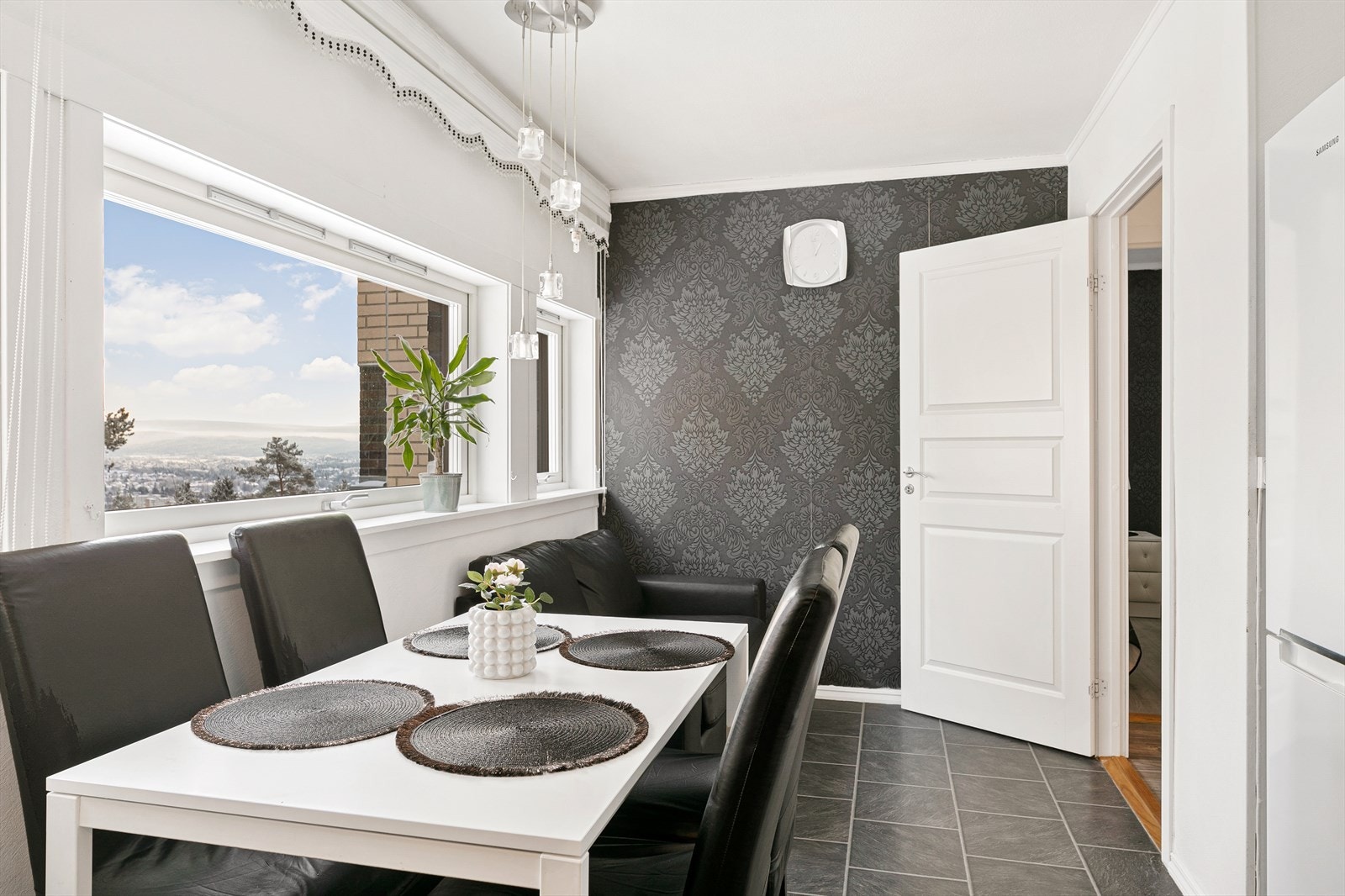 Det er utsikt fra kjøkken vinduet Galleribilde