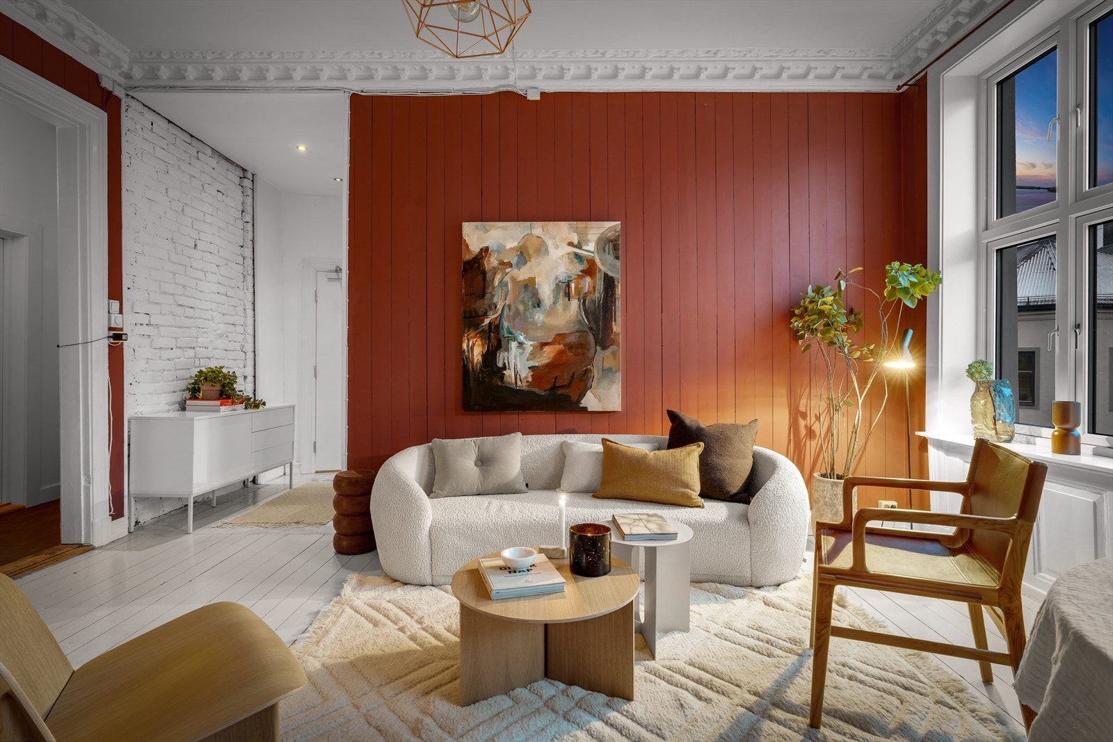 Leiligheten ligger høyt og fritt i 3.etasje og har klassiske detaljer som stukkatur og rosett Galleribilde