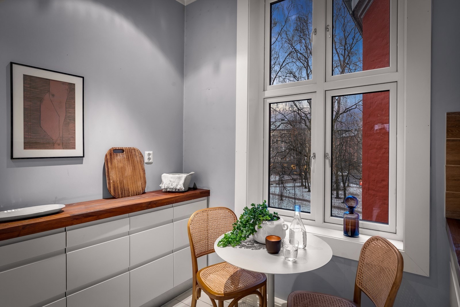 Det er plass til et frokostbord med utsikt mot parken Galleribilde