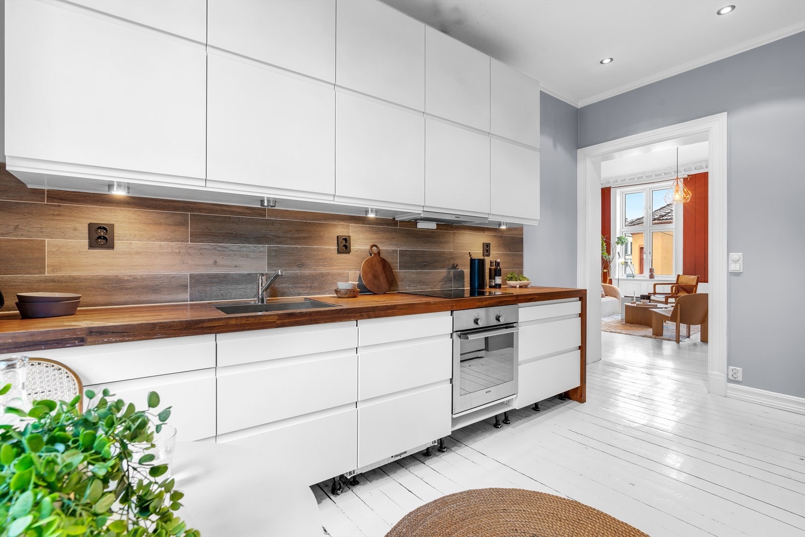 Lyst og pent HTH kjøkken fra 2007 med god skap- og benkeplass Galleribilde