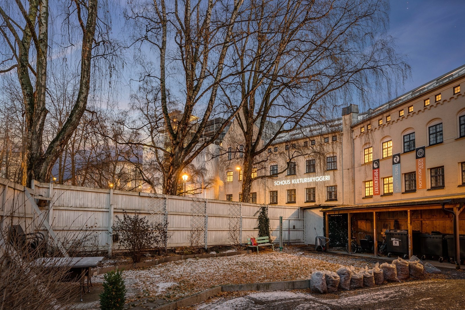 Boligen ligger i et meget populært og urbant område på Grünerløkka. Bilde er fra bakgården Galleribilde
