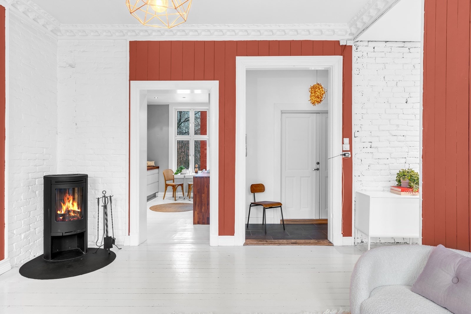 Fra stuen kommer du videre inn til et romslig og separat kjøkken Galleribilde