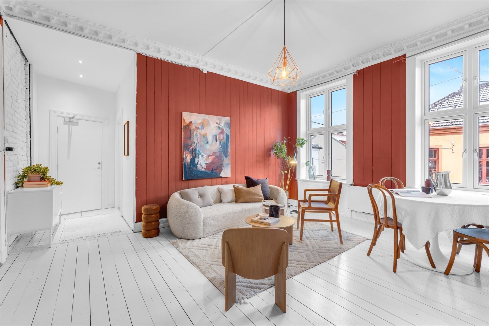 Leiligheten har en raus takhøyde hvor det i stuen er målt til 3 meter Galleribilde