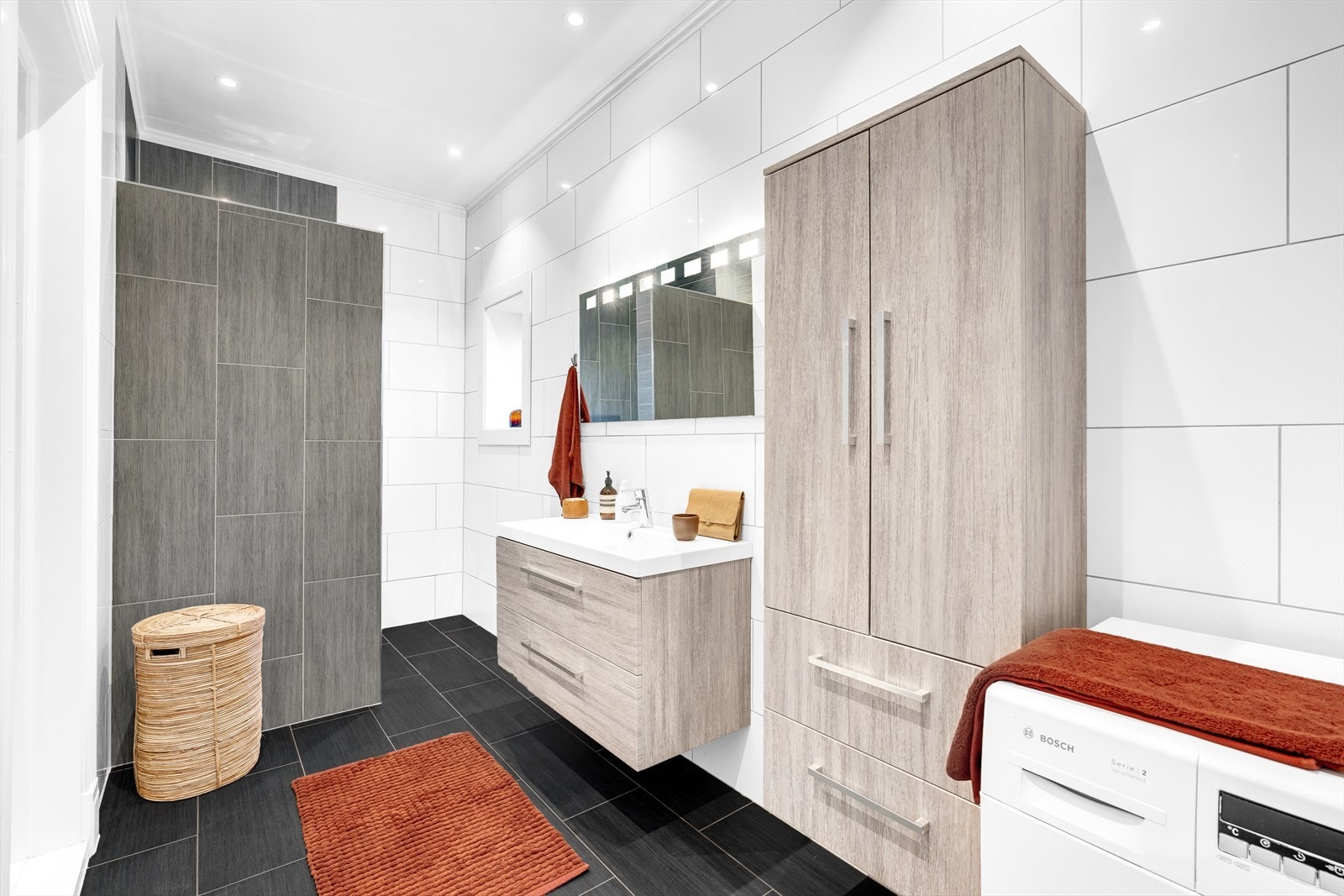 Det ble i 2015 lagt flis på flis og satt inn ny innredning Galleribilde