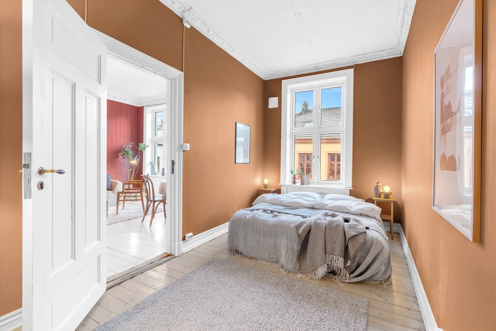 Stort og romslig hovedsoverom med adkomst fra stuen Galleribilde