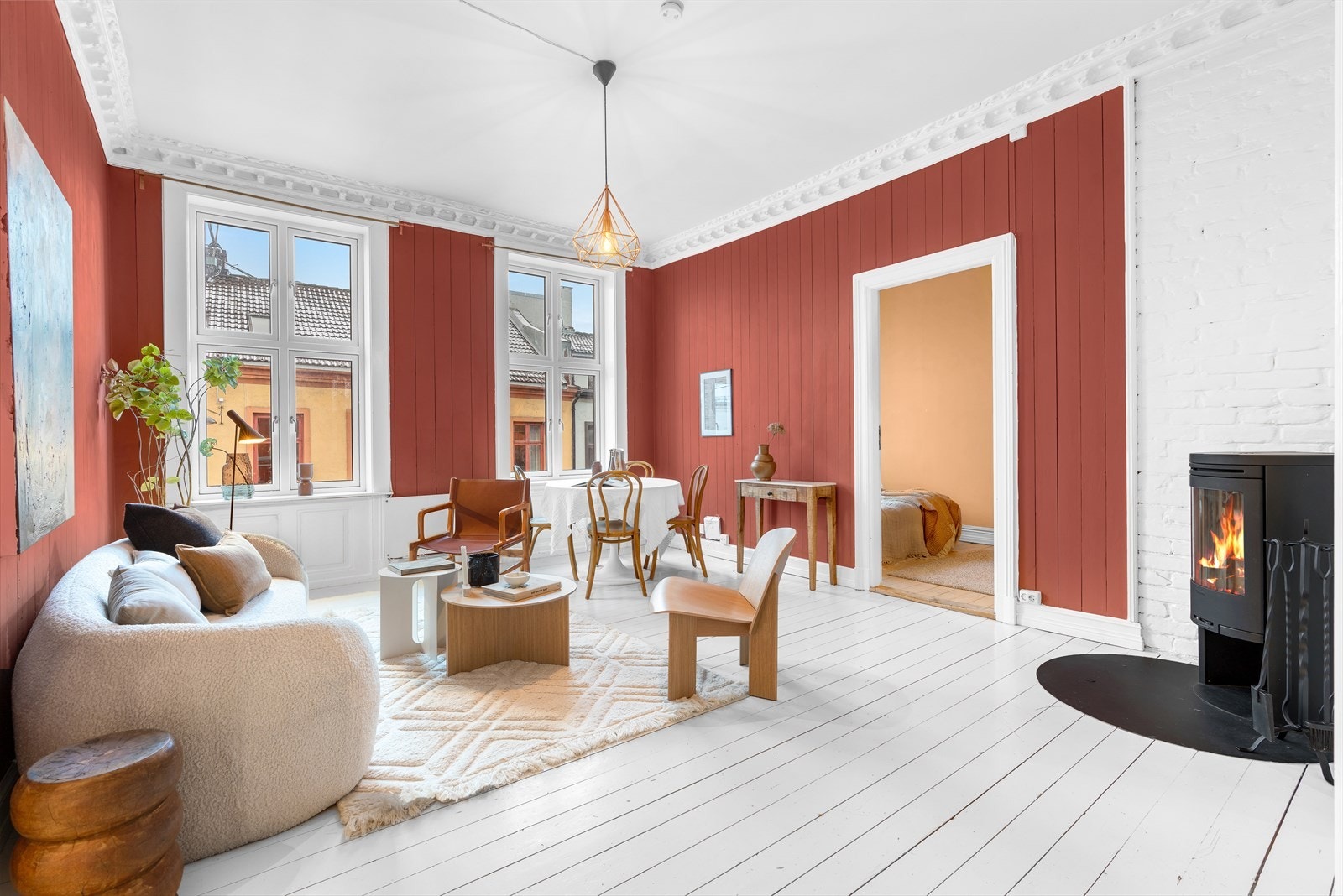 Stuen er av god størrelse og har plass til sofaløsning med tilhørende møblement, samt spisebord Galleribilde