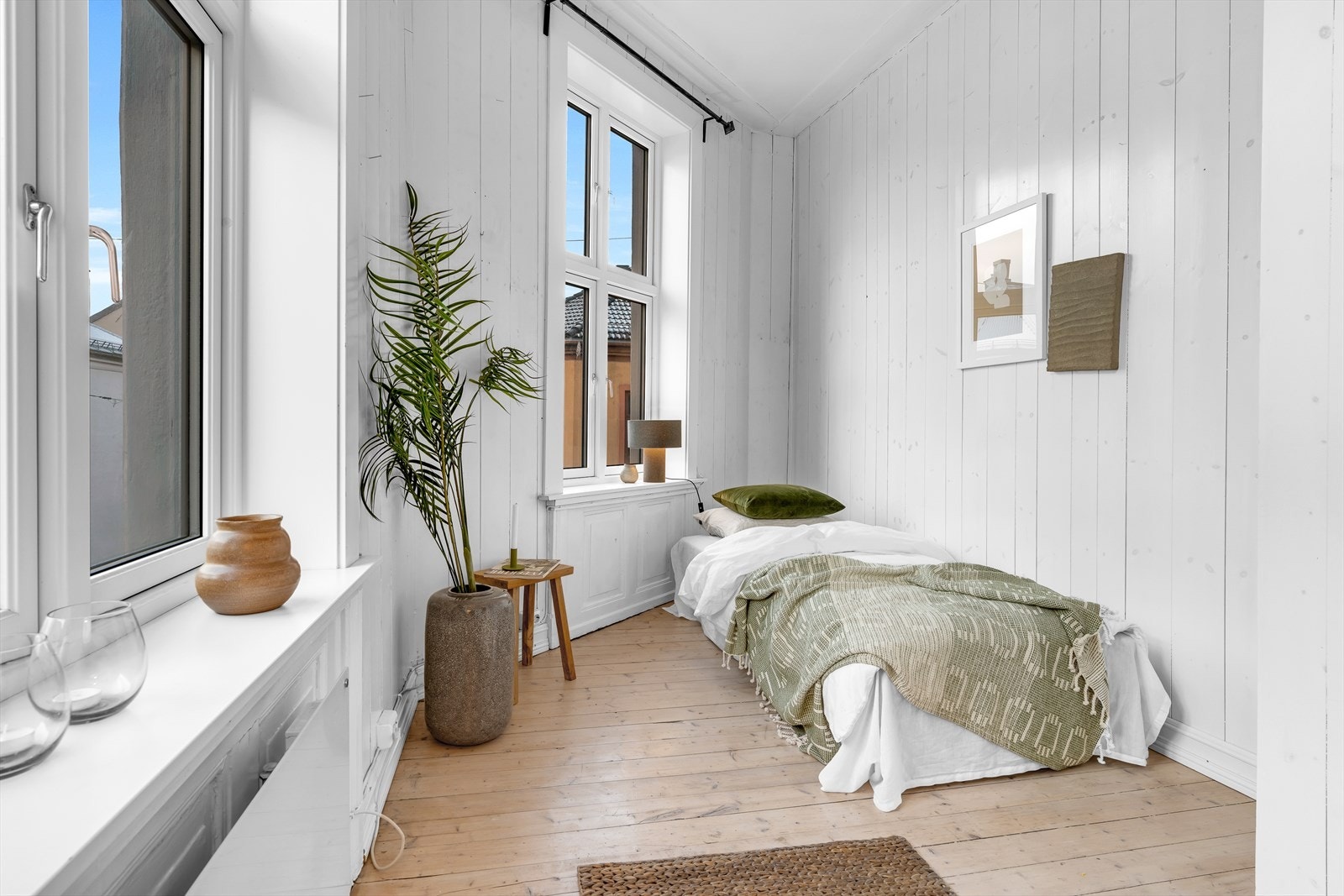 Hybelene er en hyggelig 2-roms med egen inngang fra trappeoppgangen, samt innvendig dør mellom enhetene. Perfekt som feks "ungdomsavdeling" Galleribilde