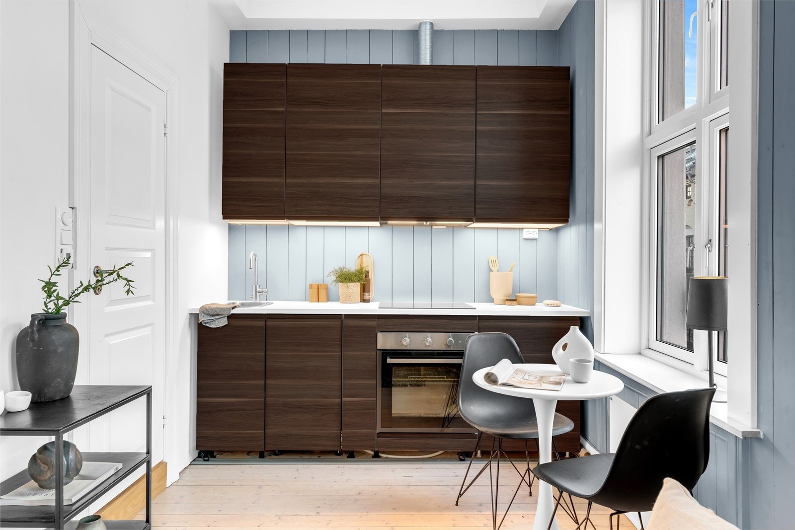 Ny kjøkkeninnredning fra 2021 hvor induksjonstopp, stekeovn, oppvaskmaskin og kjøl er integrert i innredningen Galleribilde