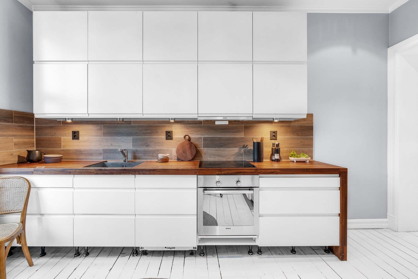 Induksjonstopp, stekeovn og oppvaskmaskin er integrert i innredningen. Komfyrvakt er montert Galleribilde