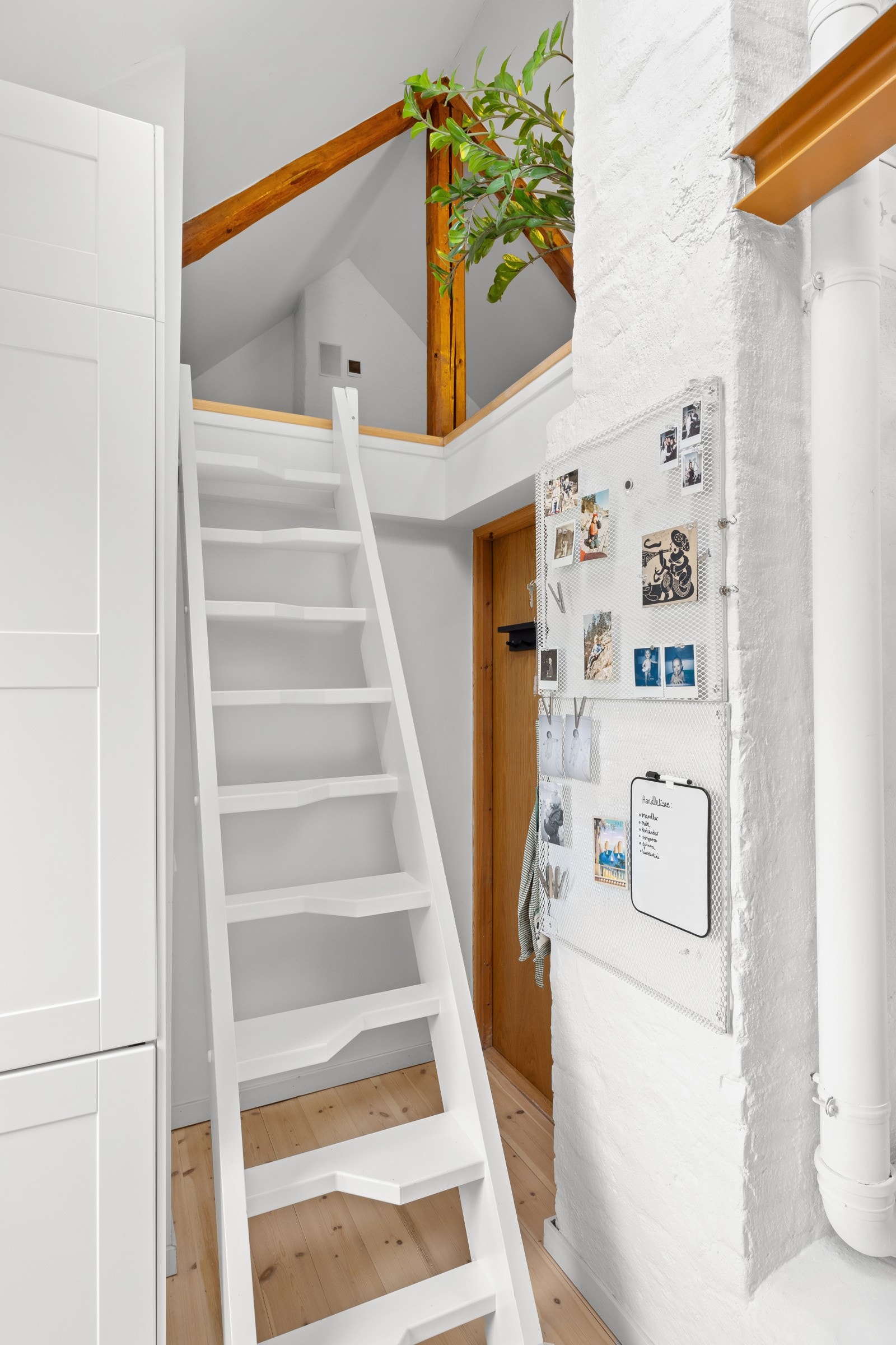 - Fra kjøkken er det videre adkomst til hems på ca. 8 m² via hemstrapp - Galleribilde