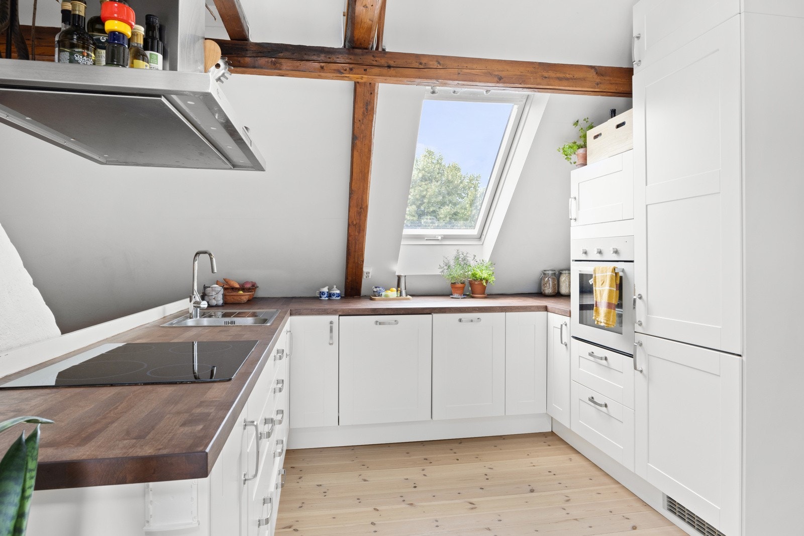 - Praktisk kjøkkeninnredning med gode løsninger og godt med skap- og benkeplass - Galleribilde