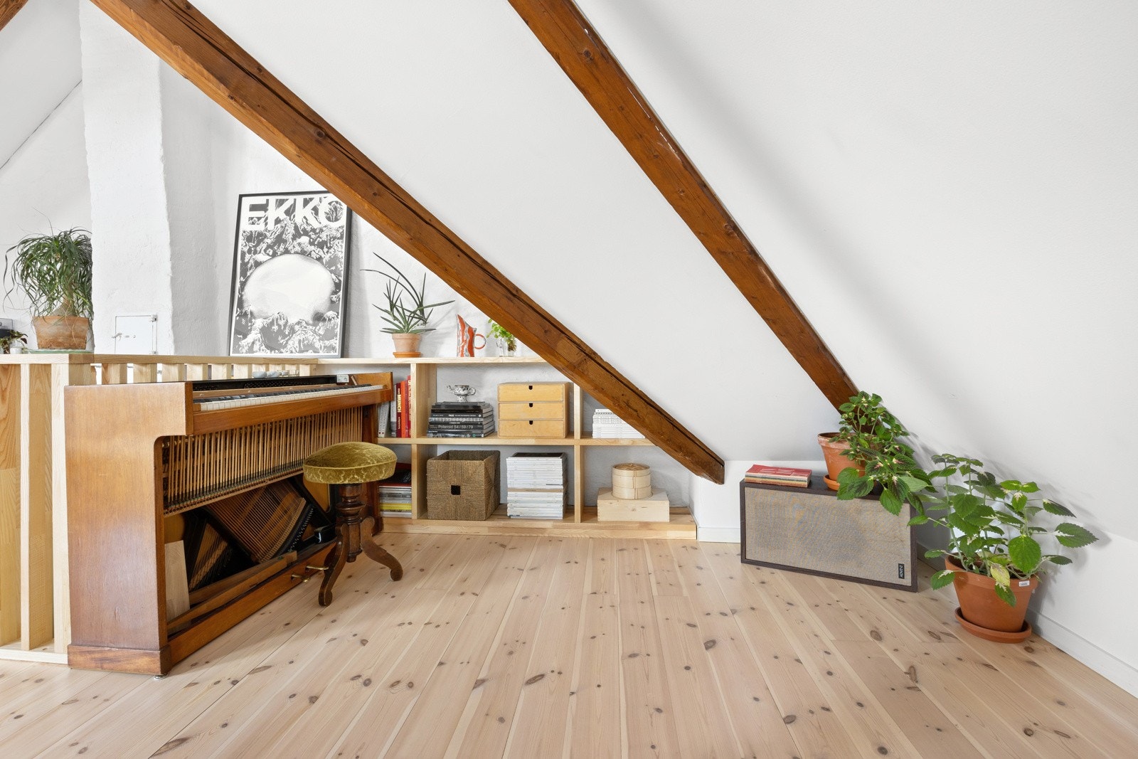 - Rommet er vel gjennomført med lyse tregulv (slipt 2021) og lysmalte vegger (malt 2021). Plassbygd hylle og nytt rekkverk fra 2022. - Galleribilde