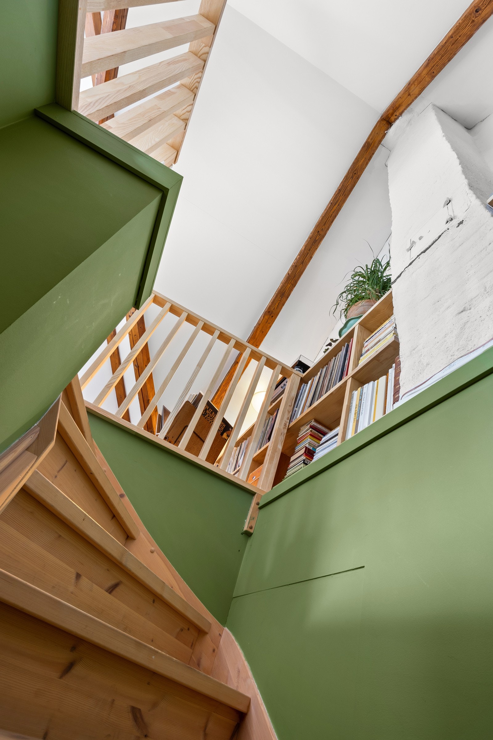 - Leiligheten ligger i byggets 3. etasje og loftsetasje - Galleribilde