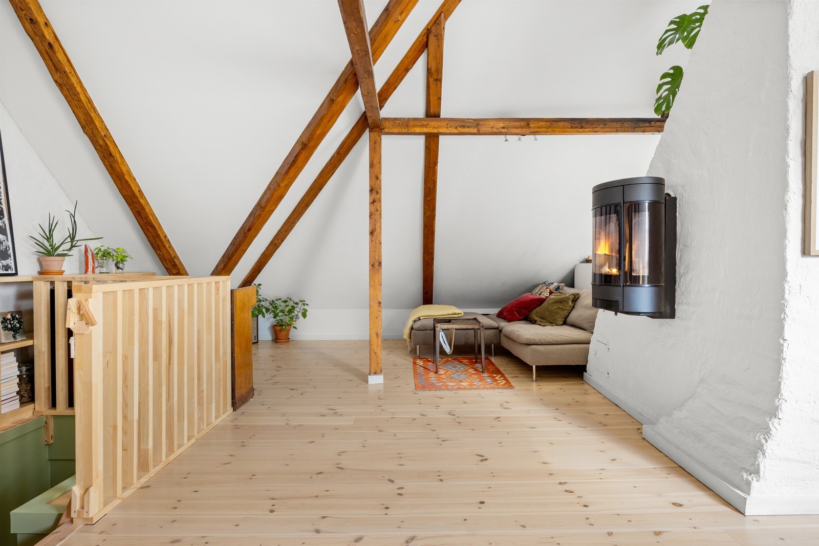 - Stuen har en flott peisovn for ekstra hygge og godt med varme på kaldere dager - Galleribilde