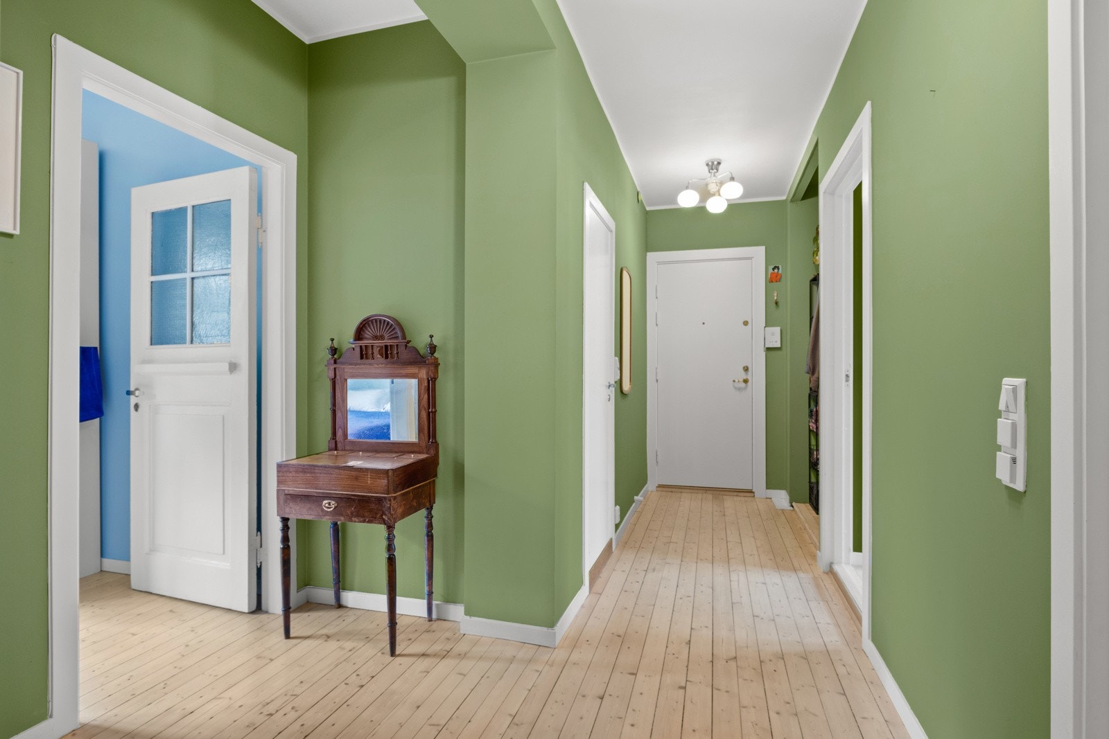 - Velkommen inn! Hyggelig entré/gang som gir et godt førsteinntrykk av leiligheten - Galleribilde