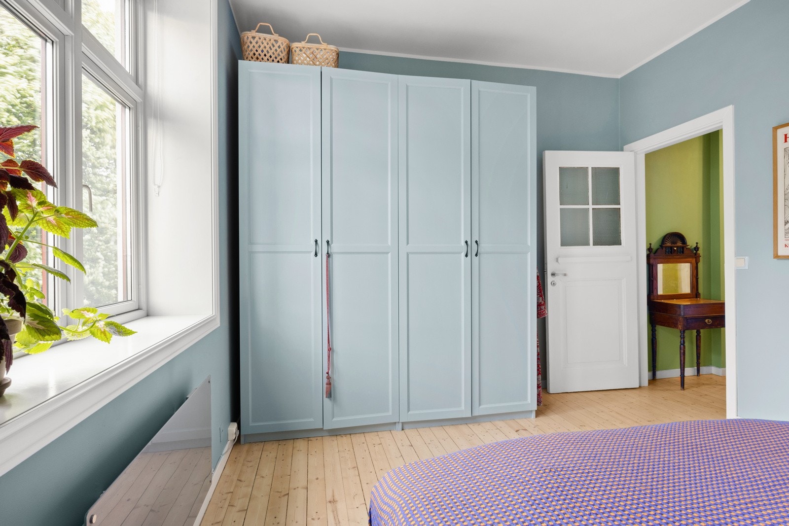 - Rommet er innredet med flere, store garderobeskap som gir godt med oppbevaringsmuligheter - Galleribilde