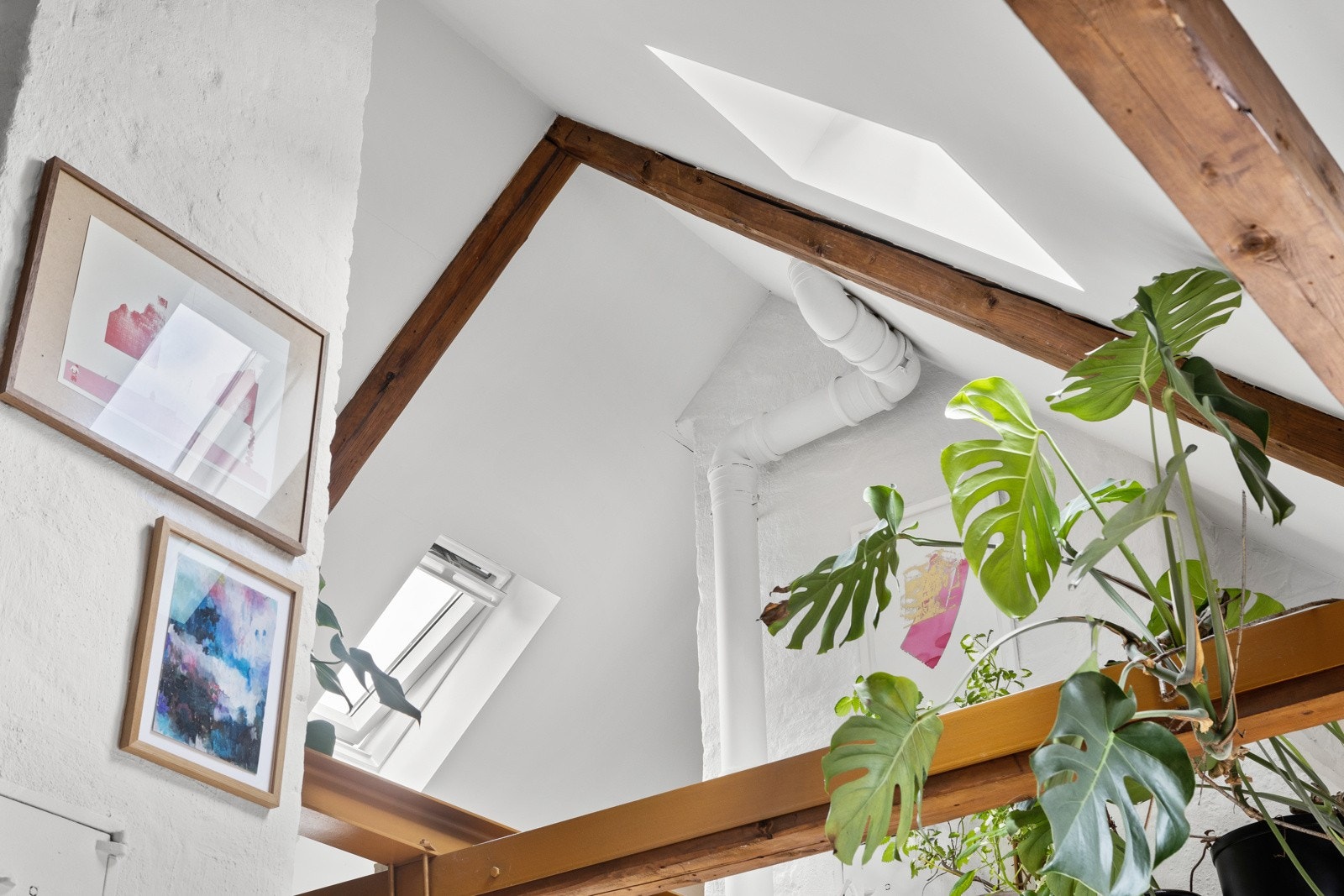 - Synlige trebjelker setter et lunt preg på rommet - Galleribilde