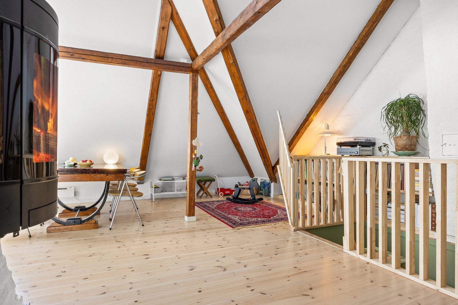 - Den generøse takhøyden gir en god romfølelse - Galleribilde