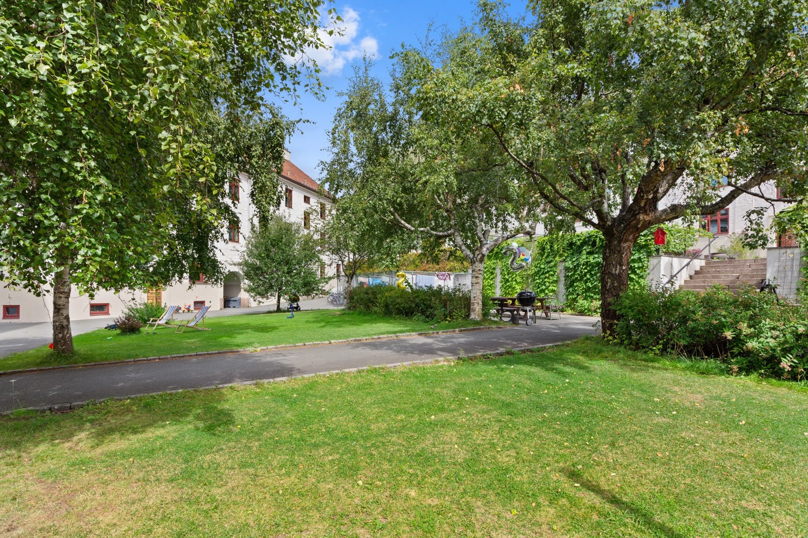 - Borettslaget er kjent for sitt gode samhold og naboskap. Bakgården brukes flittig av beboerne. Her kan barna leke, mens foreldrene samles rundt pizzaovnen eller en av flere felles griller. - Galleribilde