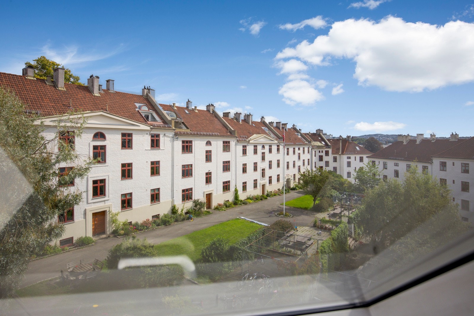 - Leiligheten har utsyn mot flotte omgivelser, og oppleves som høyt og fritt beliggende uten sjenerende innsyn - Galleribilde