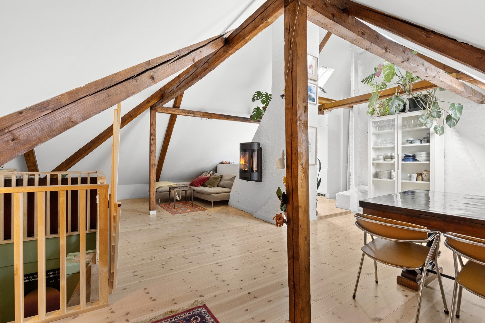 - I leilighetens 2. etasje finner man stue og kjøkken i en delvis åpen løsning - Galleribilde