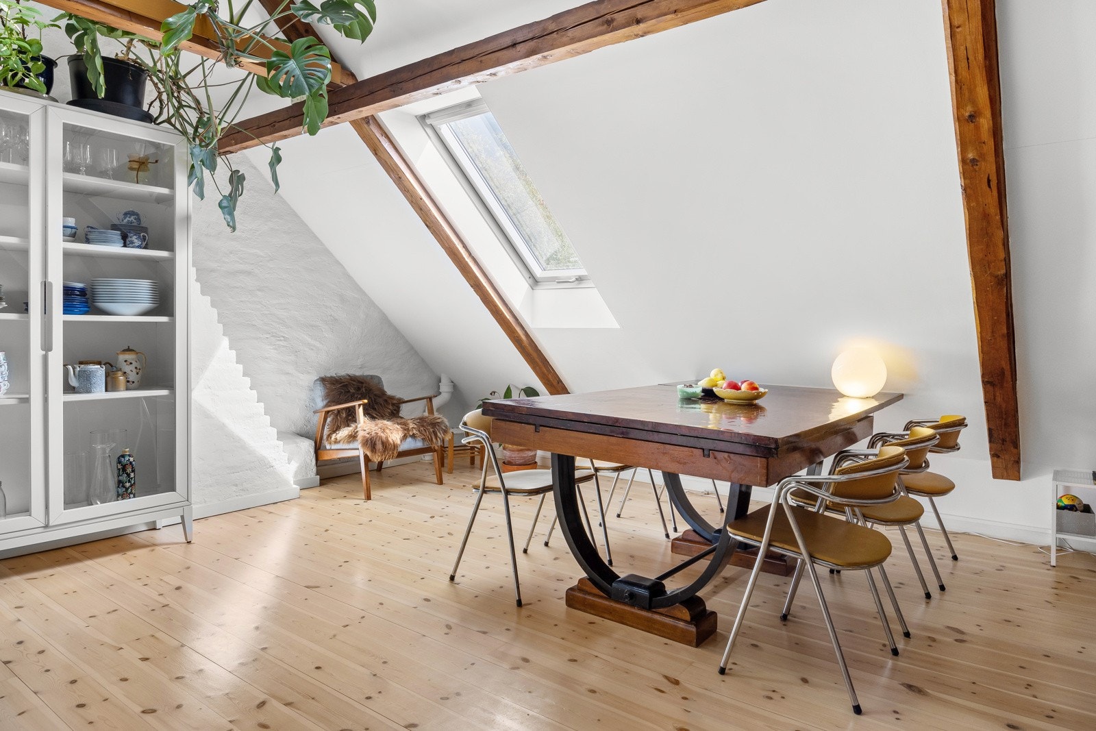 - God tilførsel av solskinn og naturlig lys fra flere takvinduer skaper en god atmosfære - Galleribilde