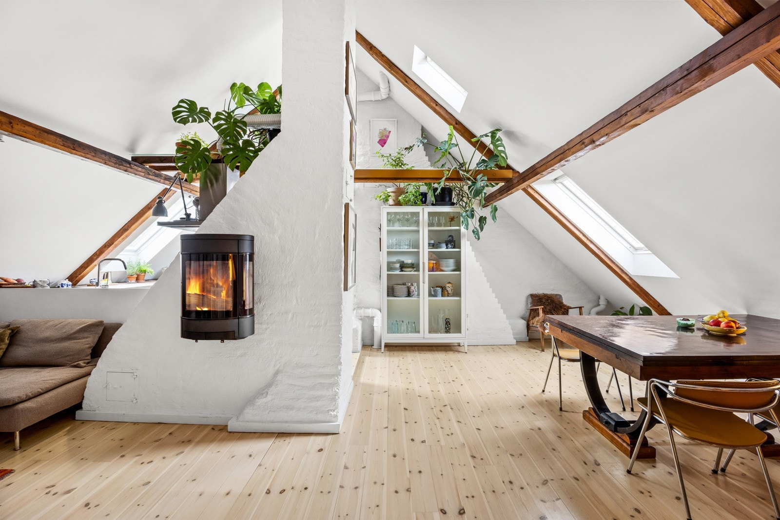 - Den åpne løsningen sørger for et hyggelig og sosialt oppholdsrom - Galleribilde