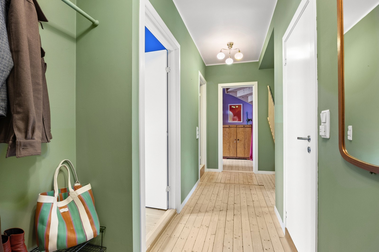 - God plass til å sette fra seg sko og henge fra seg yttertøy, og god plass til oppbevaringsløsninger som f.eks. skoskap, kommode, hyller eller lignende - Galleribilde