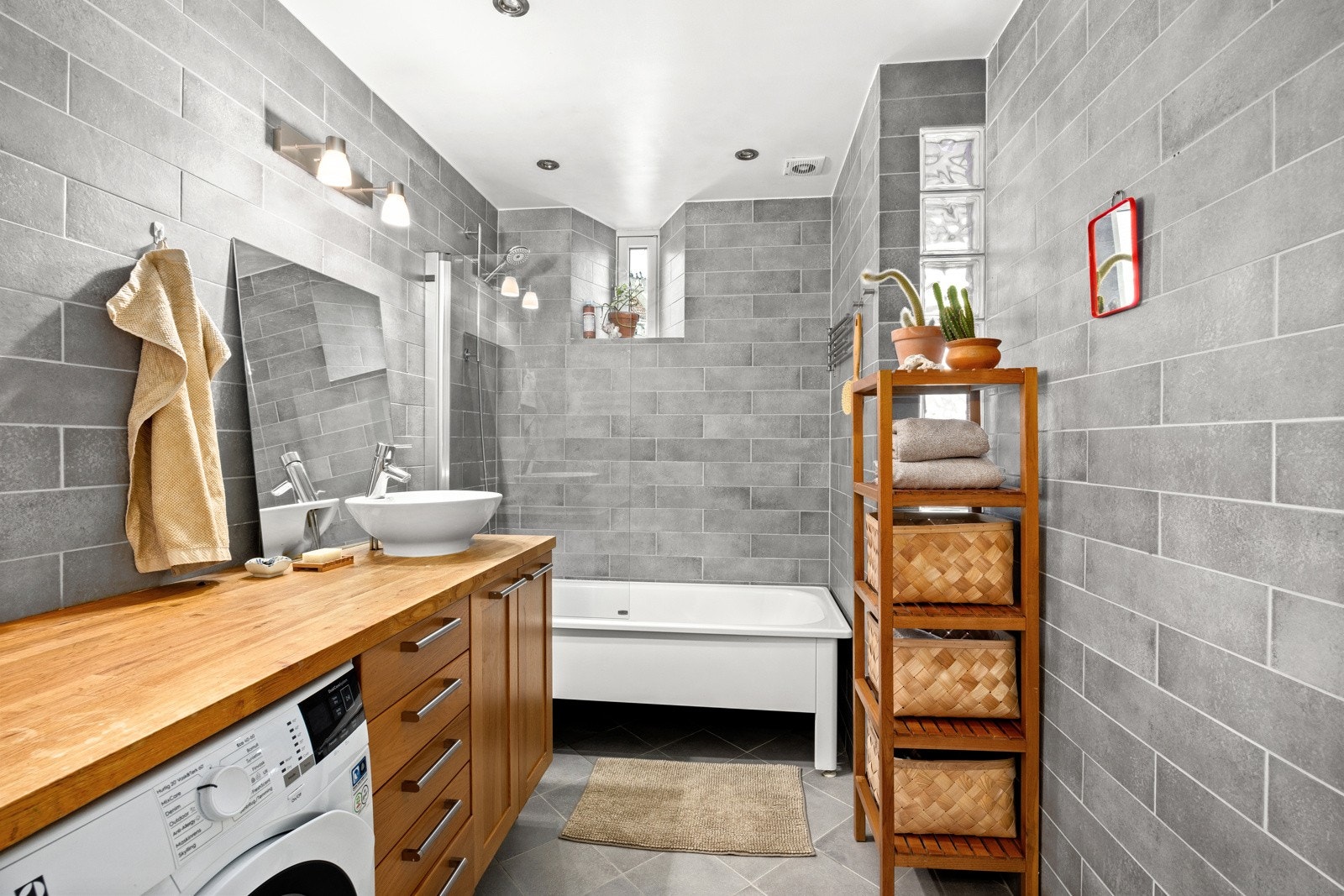 - Leiligheten har et pent, flislagt baderom med gulvvarme - Galleribilde