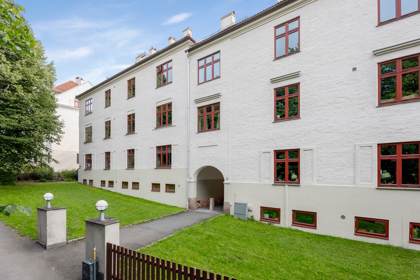 - Leiligheten har en attraktiv beliggenhet, rolig og tilbaketrukket, men samtidig sentralt med alt man trenger i hverdagen innen rekkevidde - Galleribilde