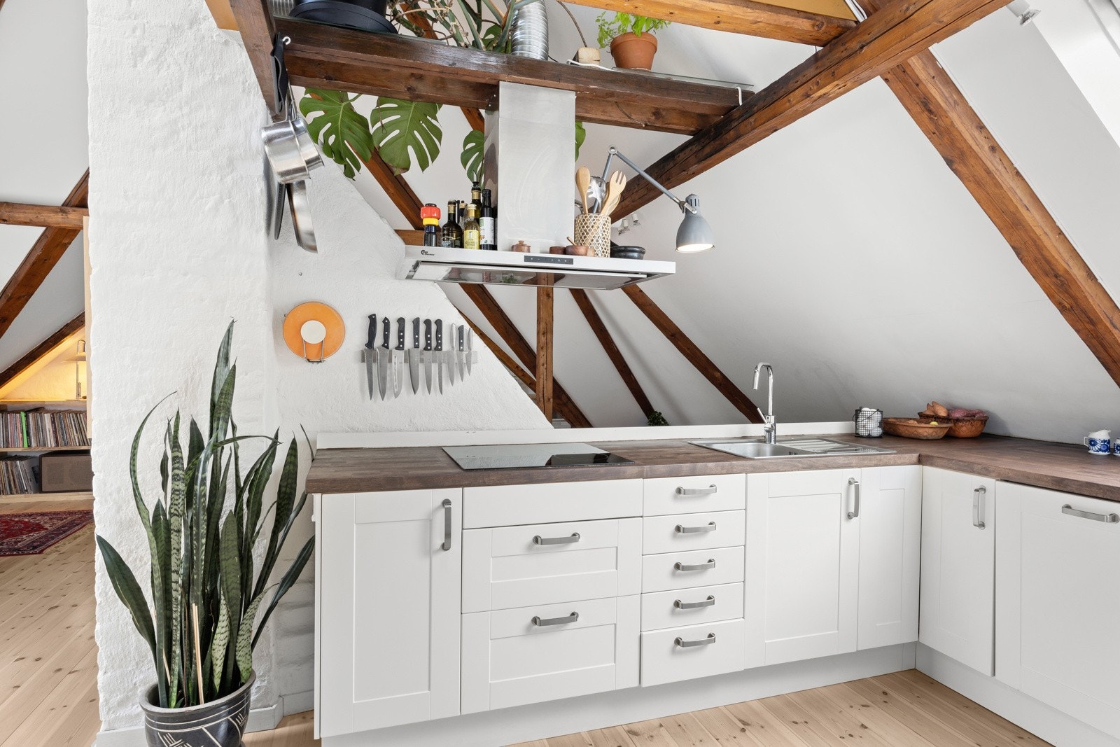 - Innredningen har et tidløst og klassisk design med lyse, profilerte fronter og benkeplater av tre med nedfelt oppvaskkum - Galleribilde