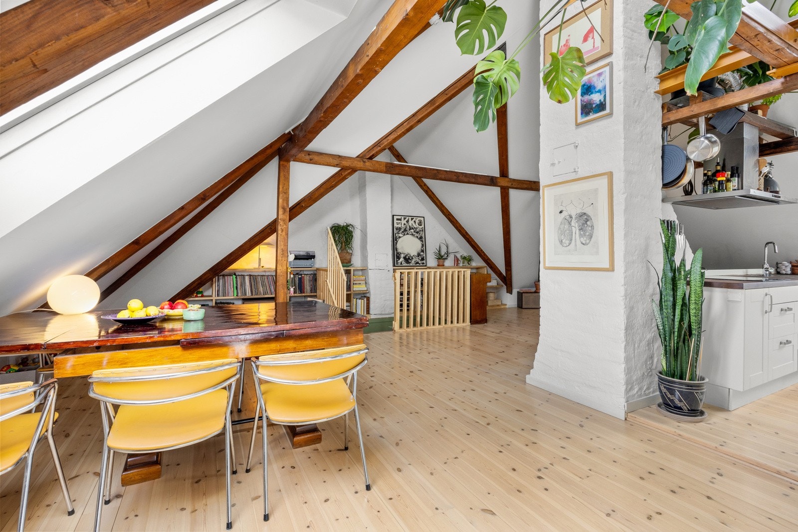 - Etasjen er av god størrelse, noe som gir rom for flere sosiale soner - Galleribilde