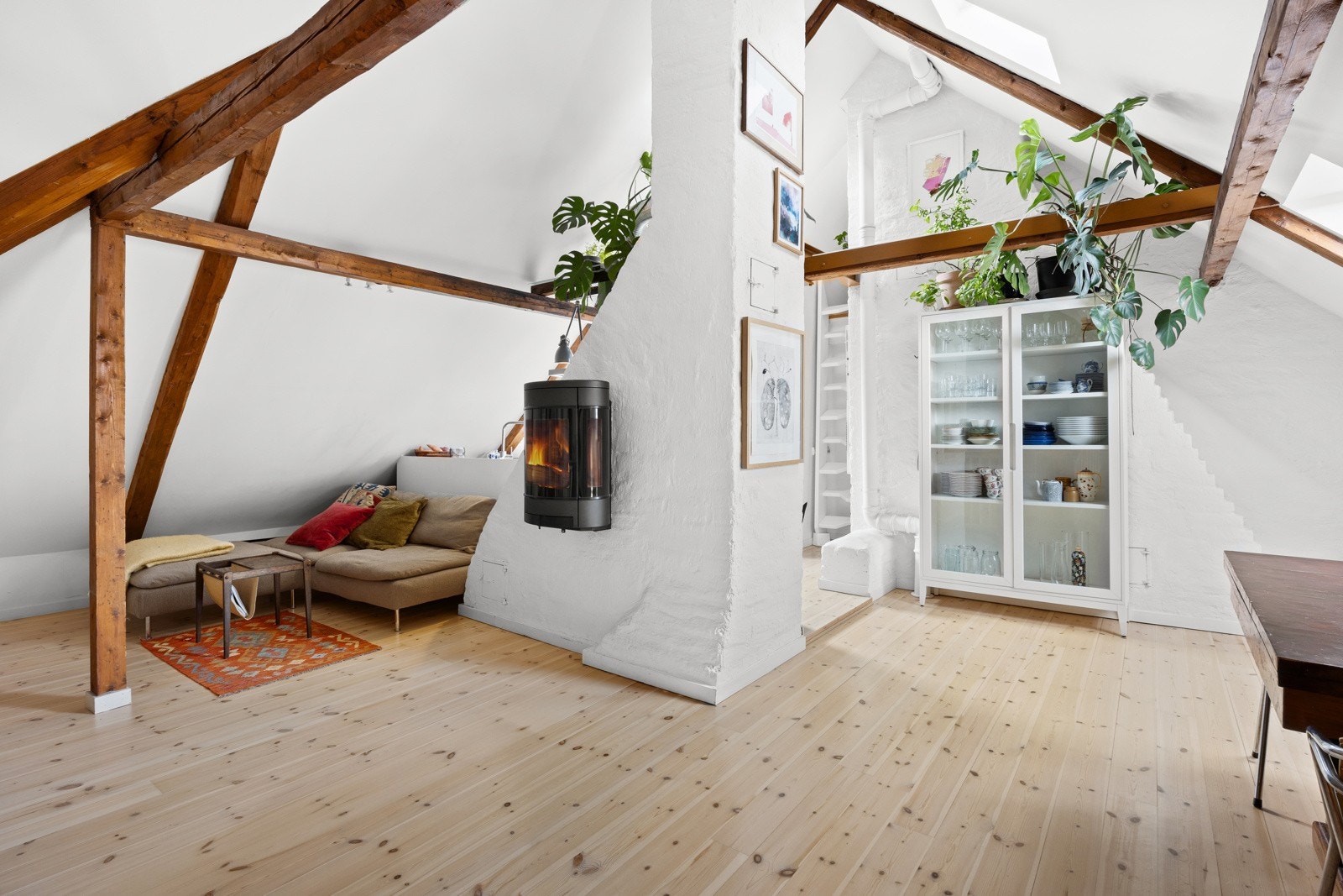 - En lys, romslig og gjennomgående toppleilighet over to plan beliggende i et populært og veldrevet borettslag på Rosenhoff - Galleribilde