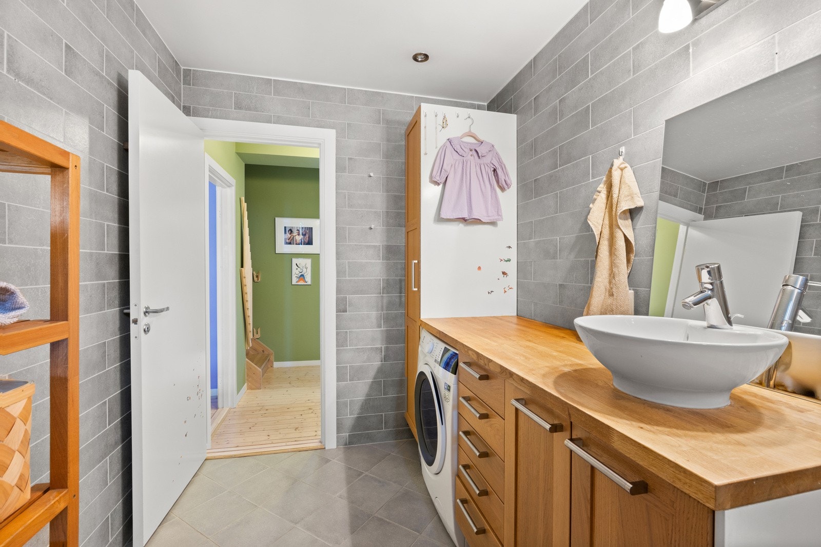 - Badet har plass og opplegg for vaskemaskin - Galleribilde