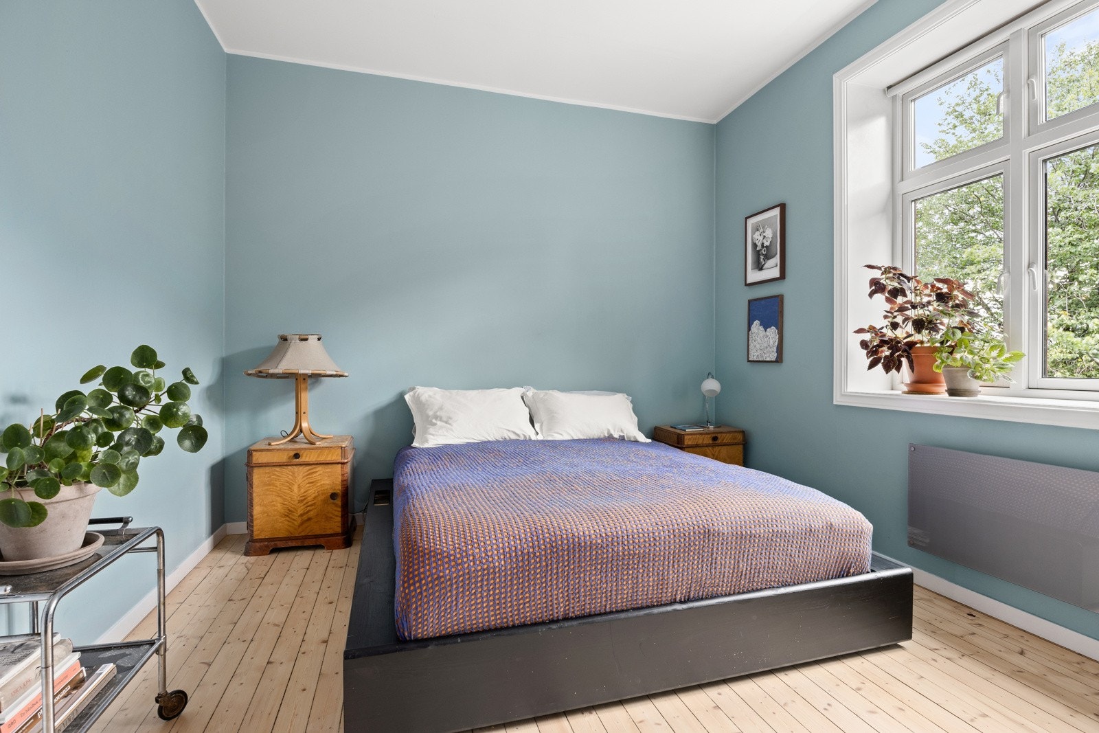 - God plass til dobbeltseng, nattbord og annen møblering - Galleribilde