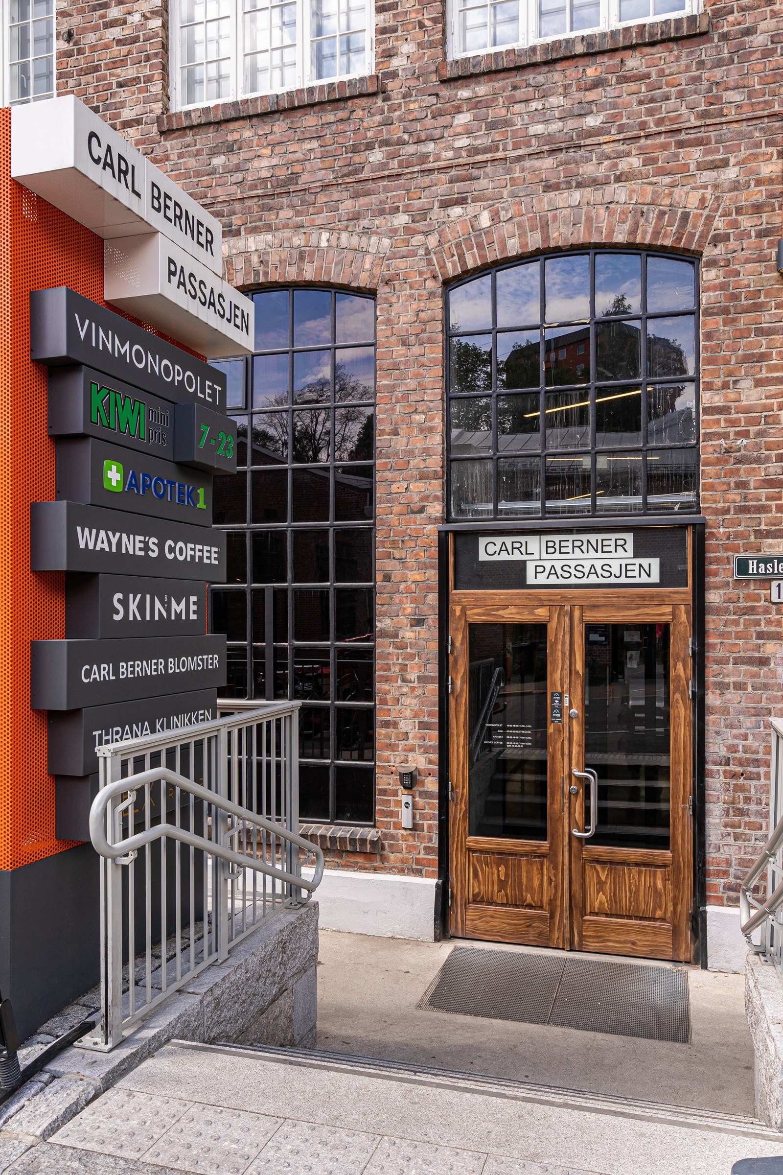 - Carl Berner Passasjen med bl.a. vinmonopol, matbutikk, apotek, blomster og skjønnhetssalonger - Galleribilde