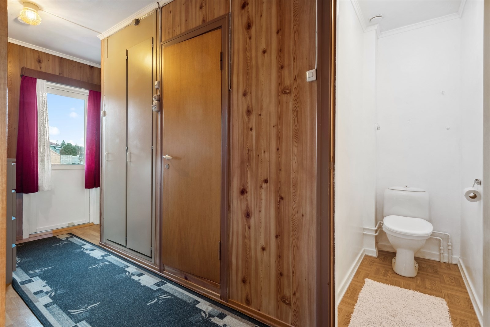 Toalettrom på 1,4 m². Utgang til nordvest-vendt veranda til venstre i bildet. Galleribilde
