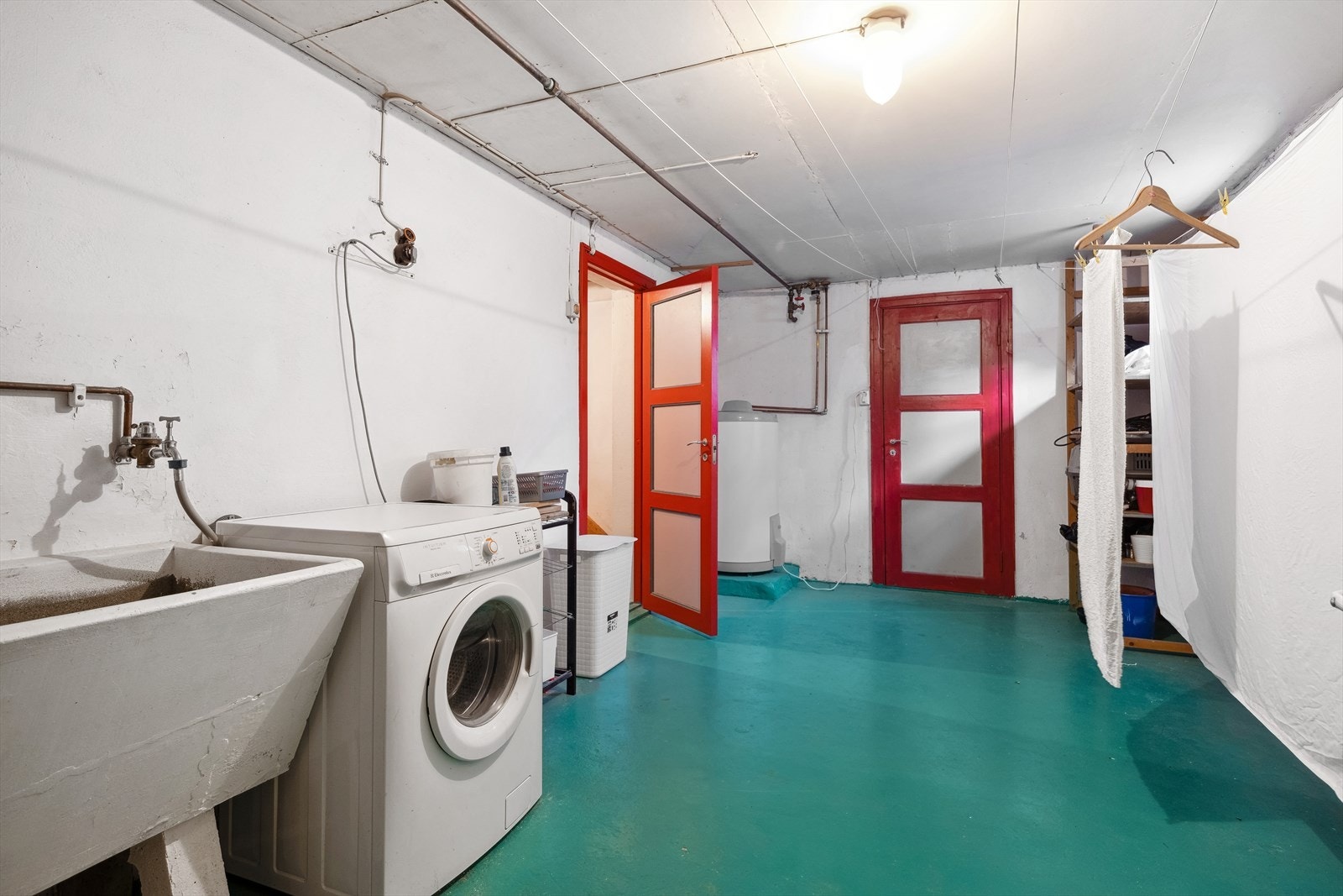 Kjelleretasjen består i dag av en større vaskekjeller på ca 18 m², samt diverse boder. Galleribilde