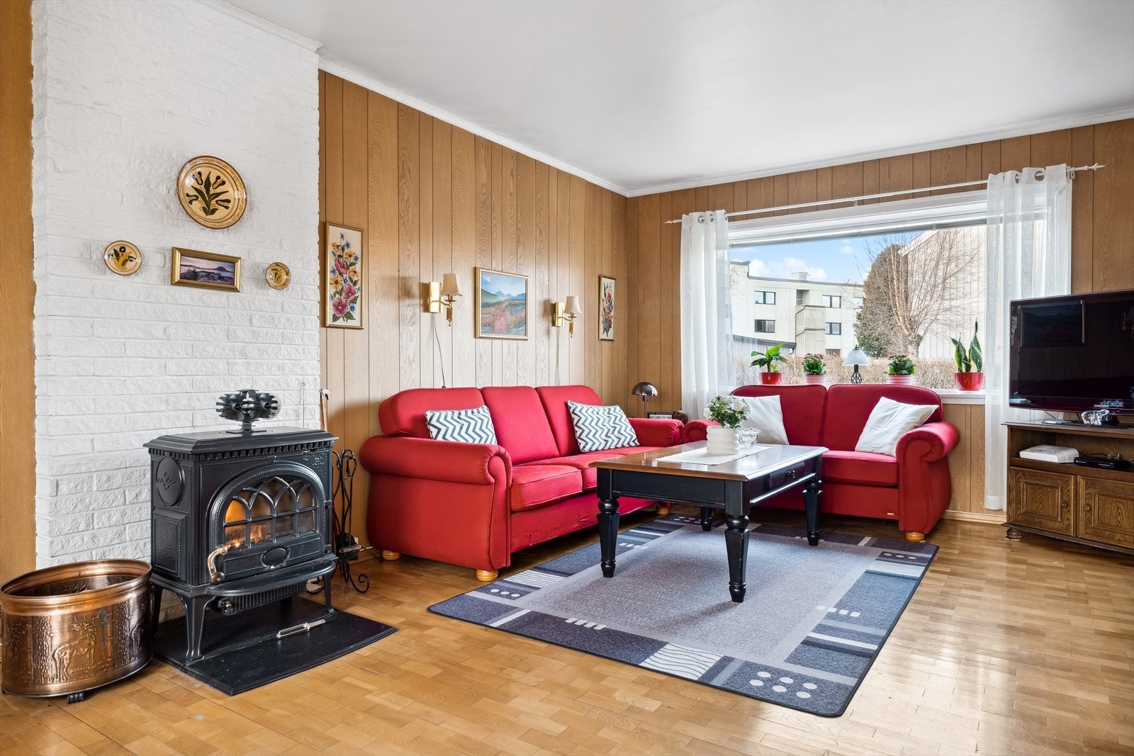 I stua har du en sentralt plassert vedovn som er perfekt for de kjøligste vinterdagene. Galleribilde