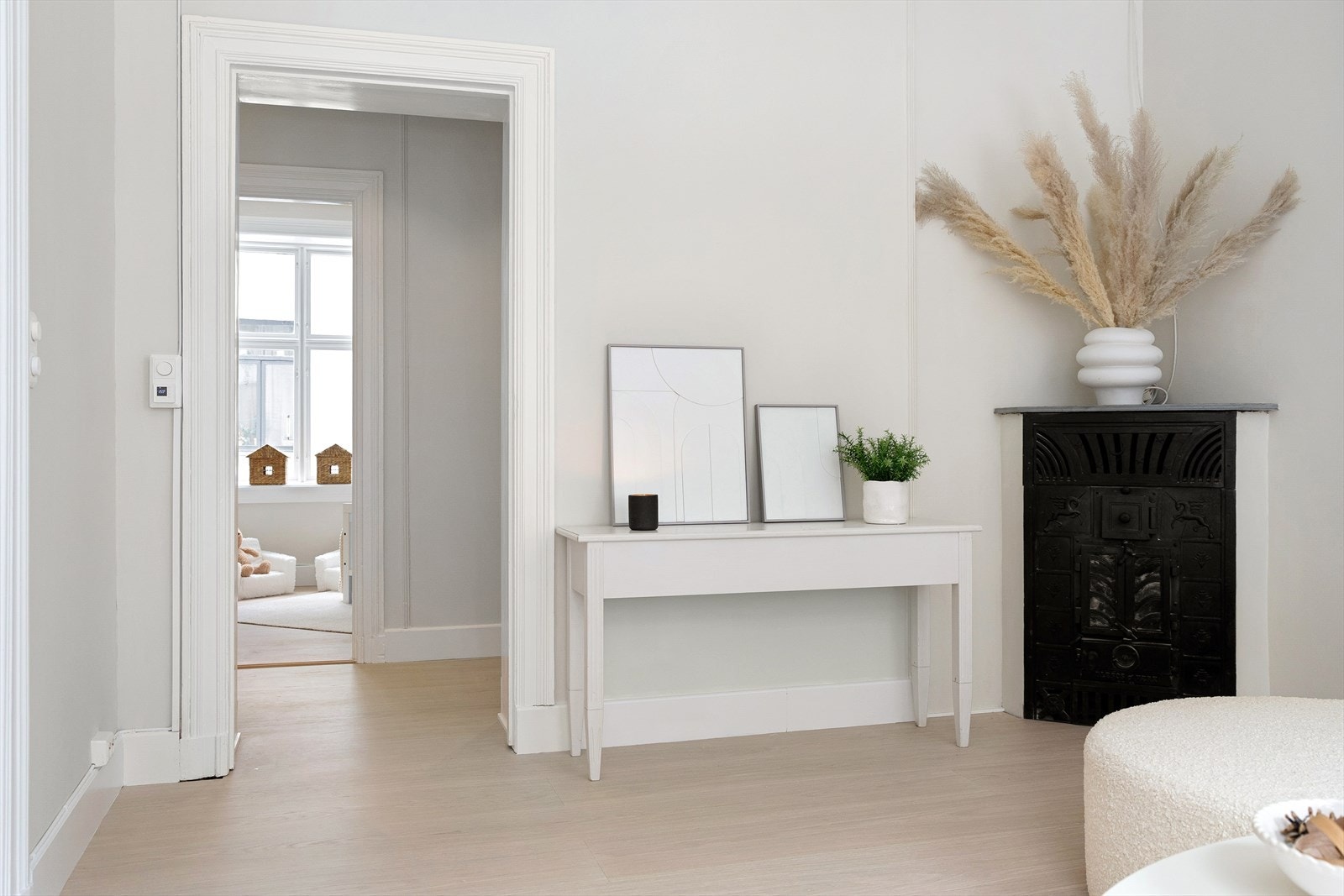 Gulvet i entré/gang, kjøkken og stue ble avrettet i 2023. Galleribilde