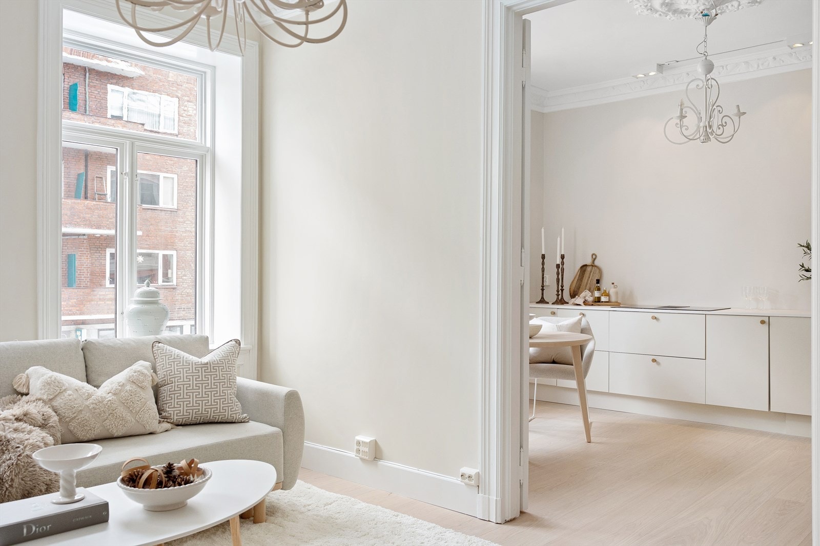 Interiøret i hele leiligheten preges av lyse, klassiske og moderne flater. Galleribilde