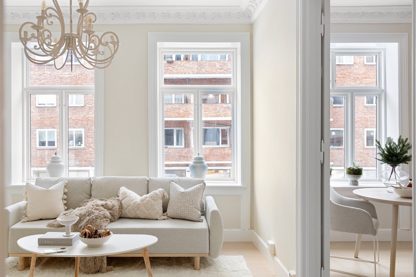 Her er det plass til en sofagruppe med tilhørende møbler. Galleribilde