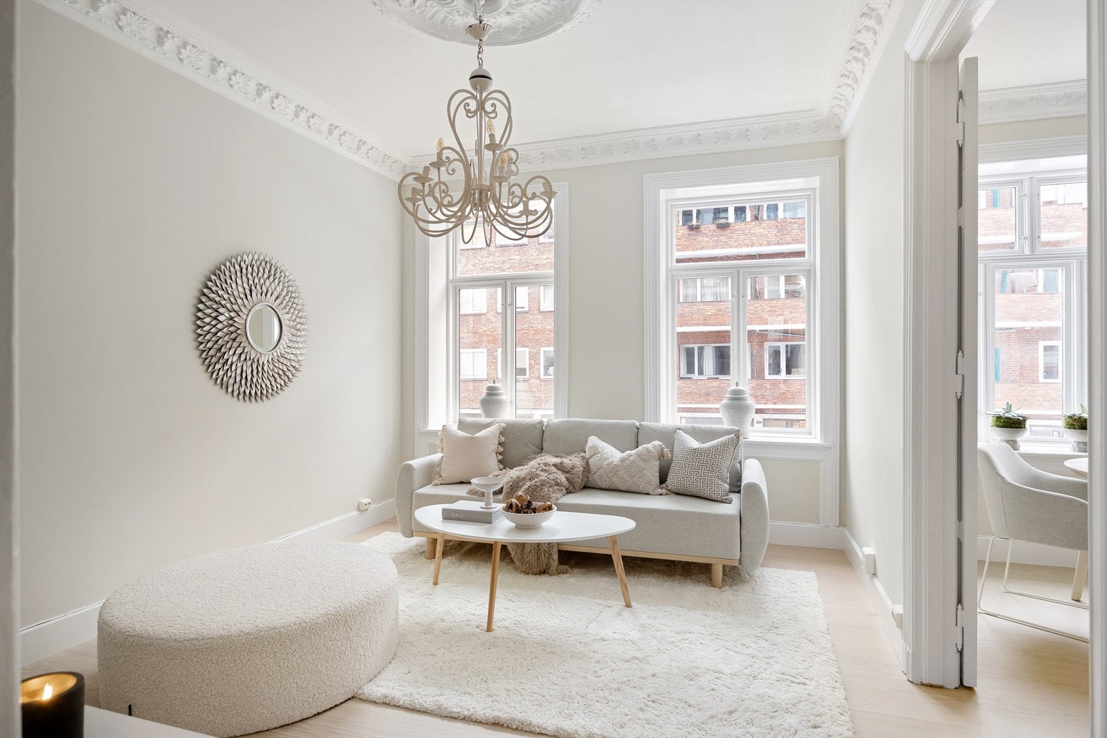 Med sin gode romfordeling og store vindusflater som gir rikelig med lys, oppleves stuen som fin og luftig. Galleribilde