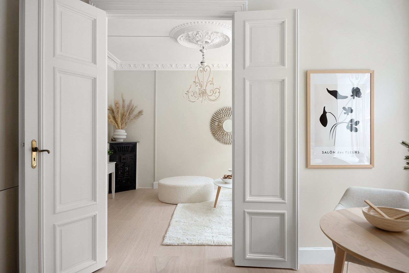 Velkommen til Bjerregaards gate 66A! Dette er en klassisk og lekker 3-roms selveier beliggende i 2. etasje i en klassisk bygård fra 1899. Galleribilde