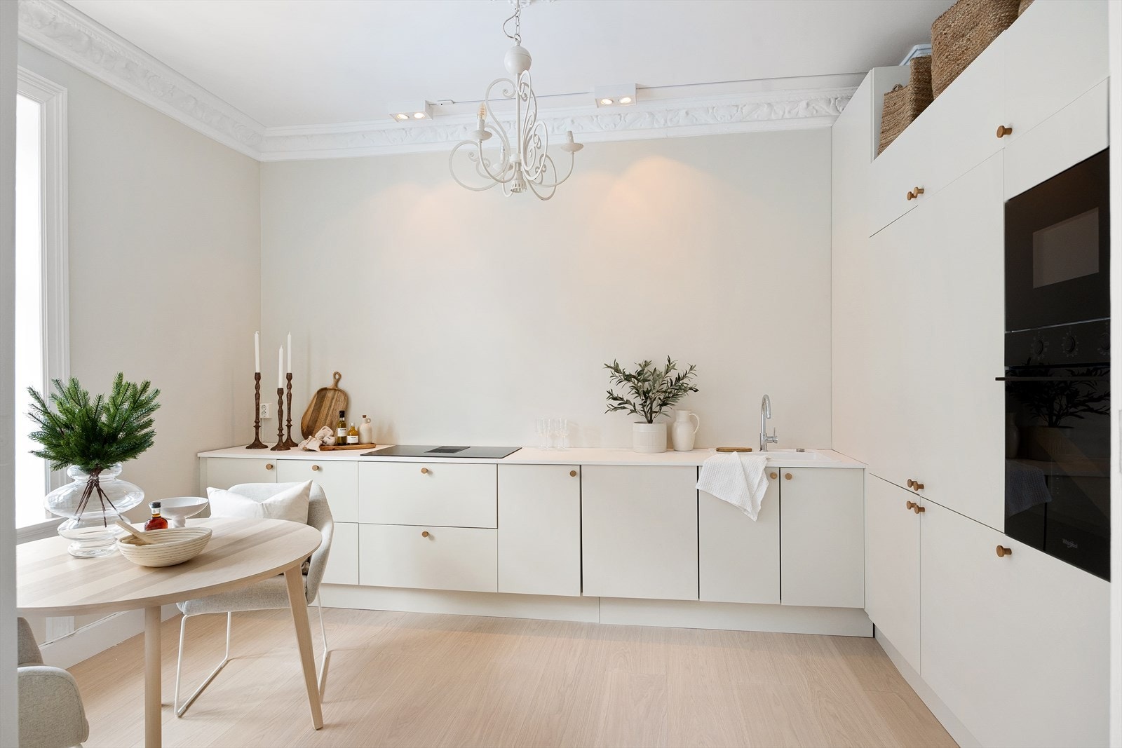 Moderne Epoq kjøkken fra 2023 med god skap- og benkeplass. Galleribilde