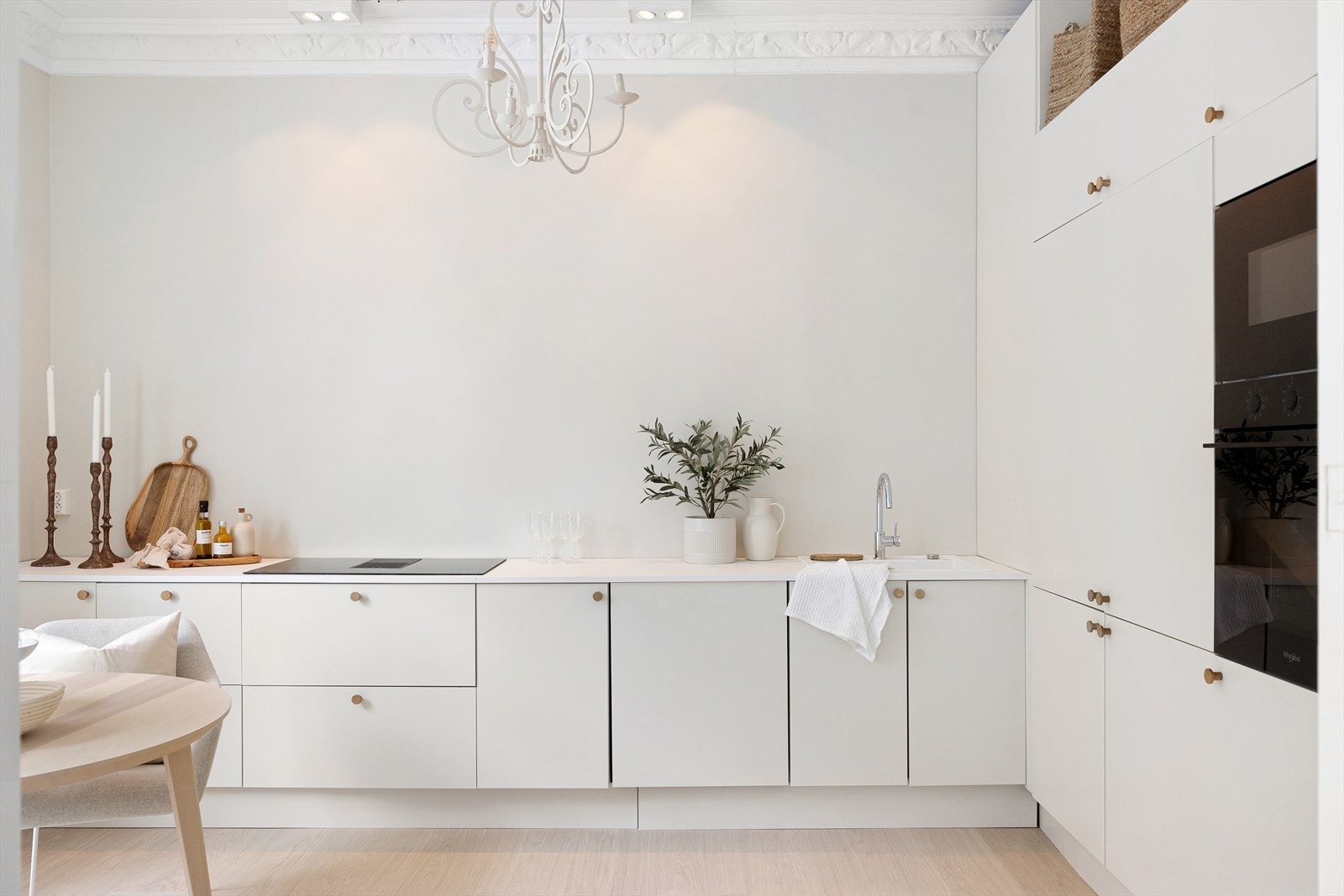 Kjøkkeninnredning bestående av glatte fronter og laminat benkeplate med nedfelt vaskekum. Galleribilde