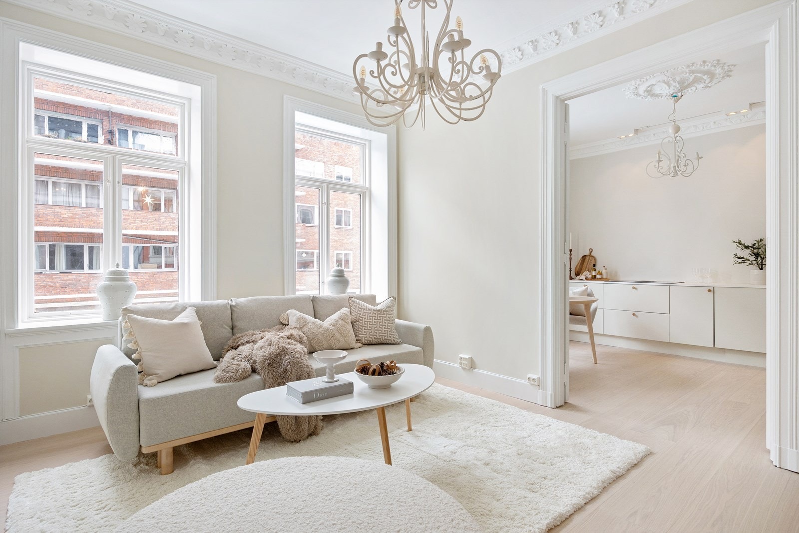 Leiligheten ble nylig pusset opp i 2023 og har flotte detaljer som stukkatur og rosetter, god takhøyde på 2,96 meter og doble fløydører. Galleribilde